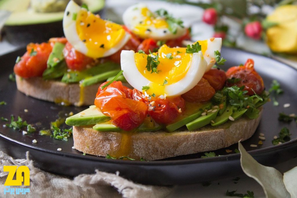  ساندویچ آووکادو با تخم مرغ و گوجه