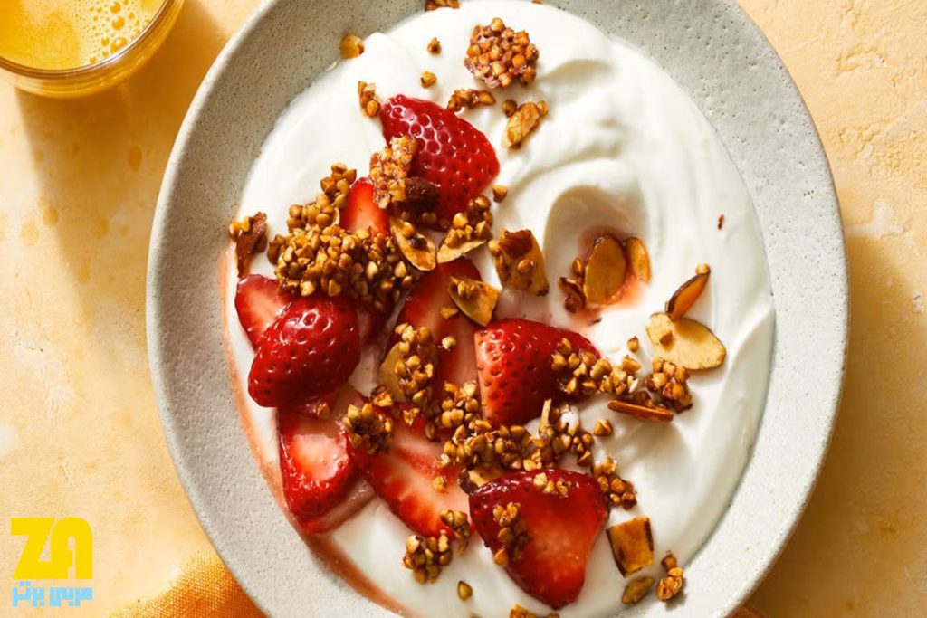 ماست یونانی با توت فرنگی، بادام و گندم سیاه